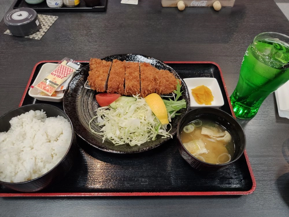 学生さん、とんかつをな略